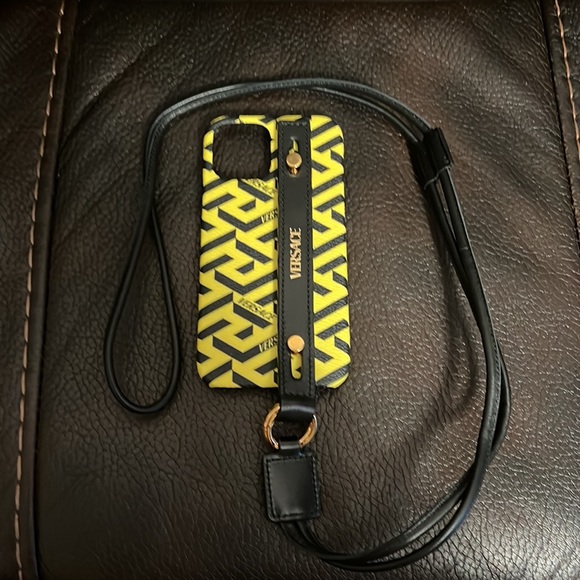 Versace unisex La Greca Logo monogram leather iPhone 12 case crossbody NEW - Picture 5 of 5